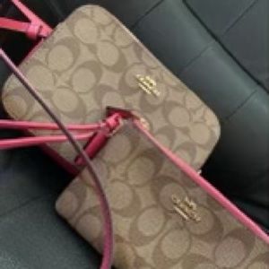 Crossbody coach purse and matching wristlet 💕